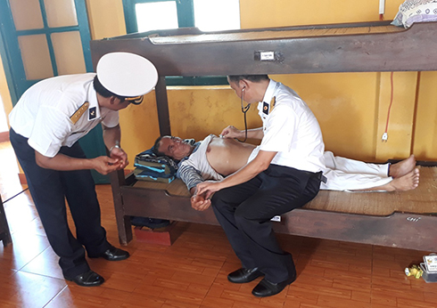 Đảo Thuyền Chài cứu sống 4 thuyền viên trôi dạt trên biển