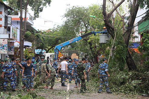 Bộ đội hỗ trợ khắc phục  thiệt hại mưa bão ở TP. Nha Trang vào sáng 5-11