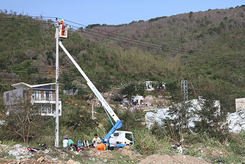 Đội Xây lắp 1 phối hợp với điện lực Vĩnh Hải kéo lại đường dây trung áp ở khu vực đường Phạm Văn Đồng 