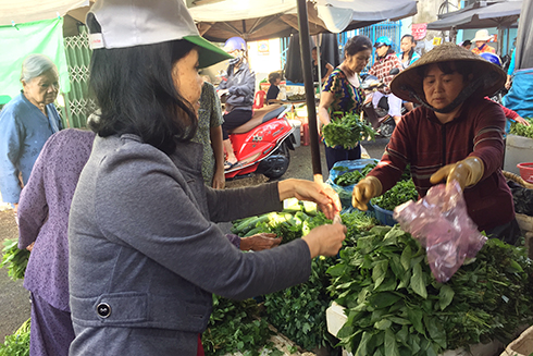 Tôn cháy hàng, dịch vụ ăn uống đông khách