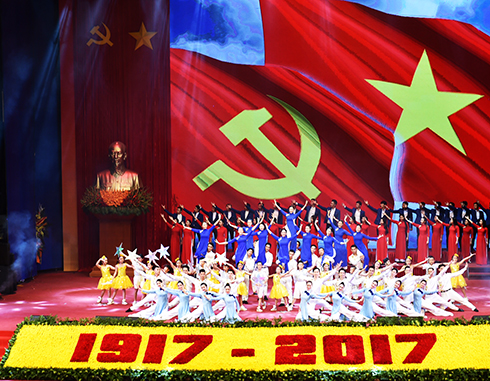 Sôi nổi các hoạt động kỷ niệm 100 năm Cách mạng Tháng Mười Nga