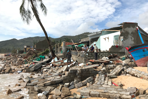 Cơn bão số 12 đã làm hàng trăm căn nhà của người dân bị sập hoàn toàn.