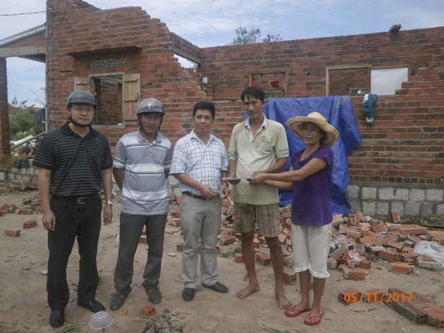 Trao hỗ trợ gần 100 triệu đồng cho các hộ dân ở Ninh Lộc bị thiệt hại do bão