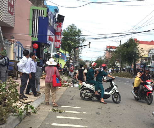 Dùng loa tay tuyên truyền trấn an người dân trước tin đồn xấu