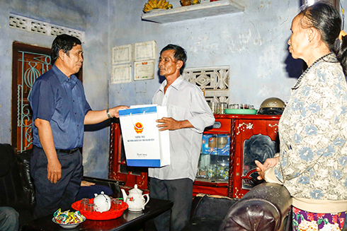 HĐND tỉnh: Thăm và động viên 4 gia đình có người thiệt mạng do bão