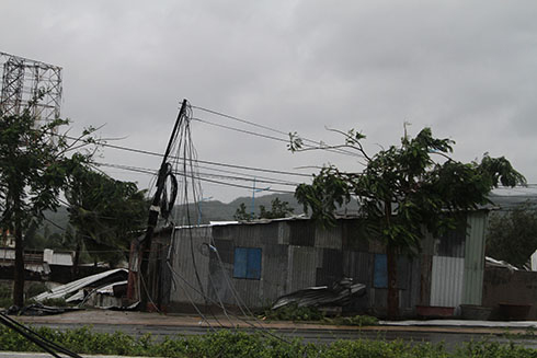 Nha Trang: Hỗ trợ cho người dân bị sập nhà