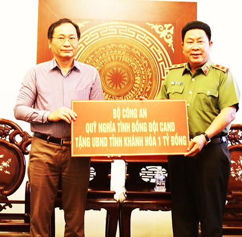 Bộ Công an ủng hộ 1 tỷ đồng cho đồng bào bị thiệt hại do bão