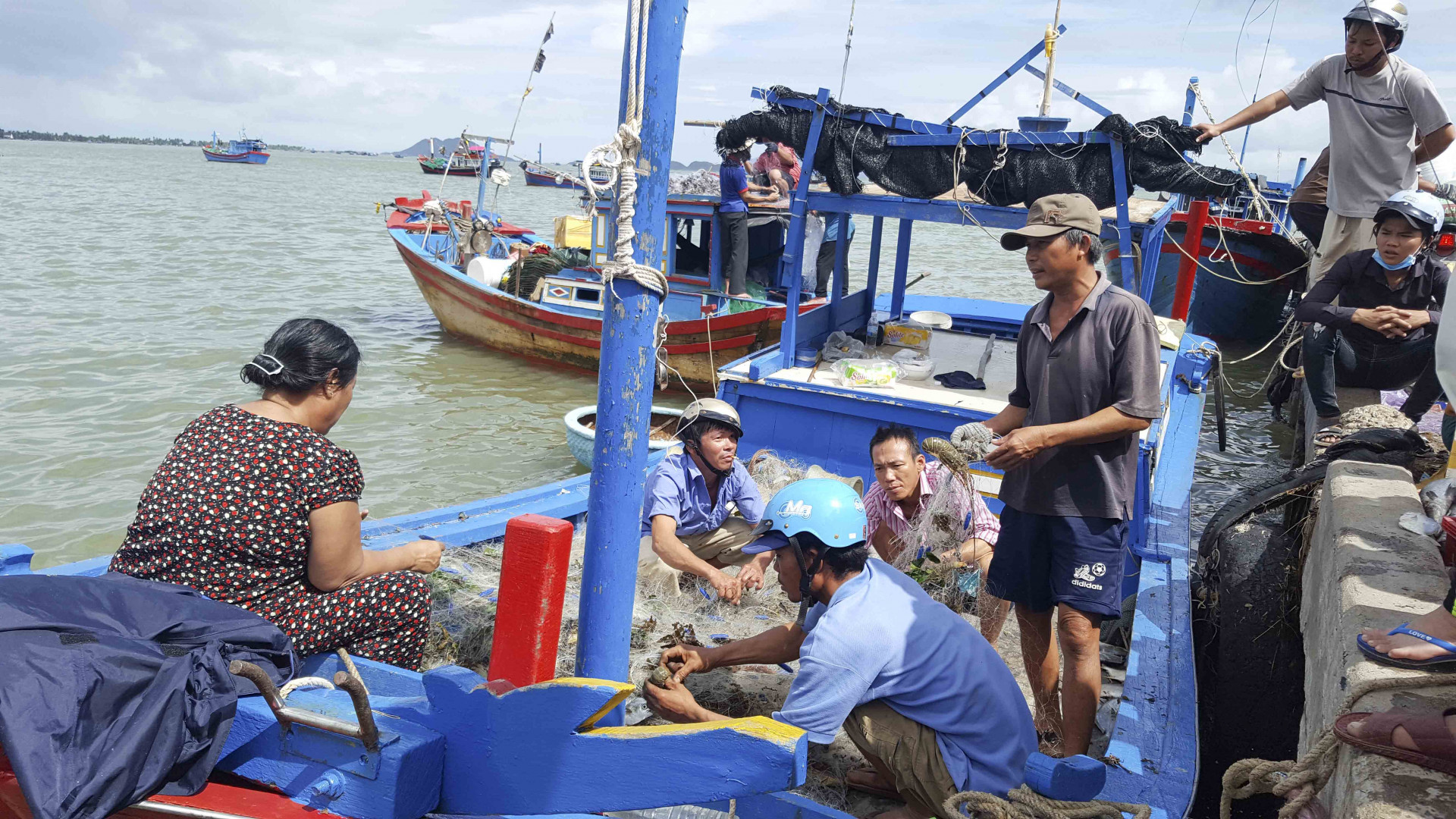 Một chiếc ghe đánh lưới cập bến