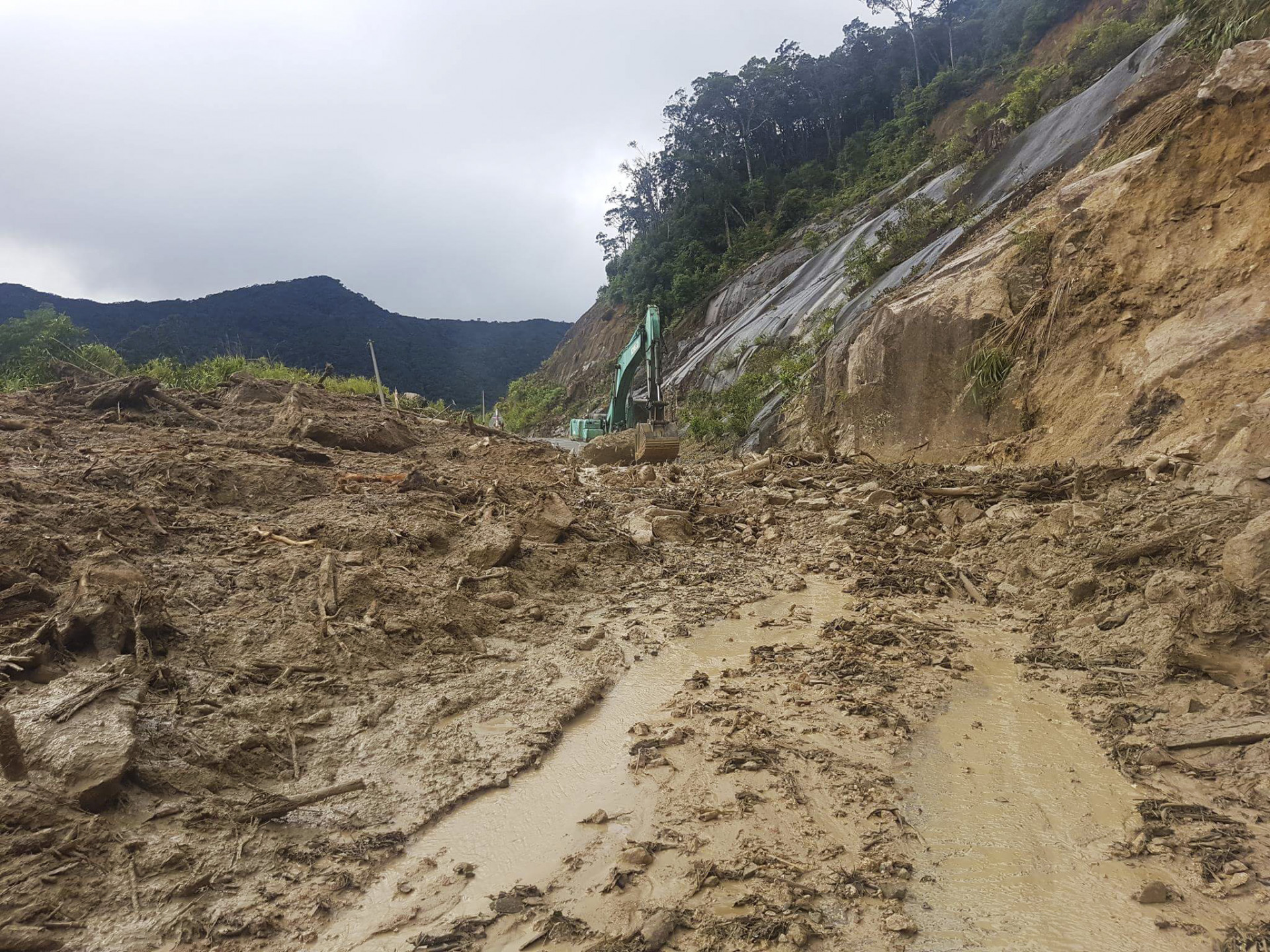 Nhà thầu khắc phục sạt lở tại đường Nha Trang - Đà Lạt