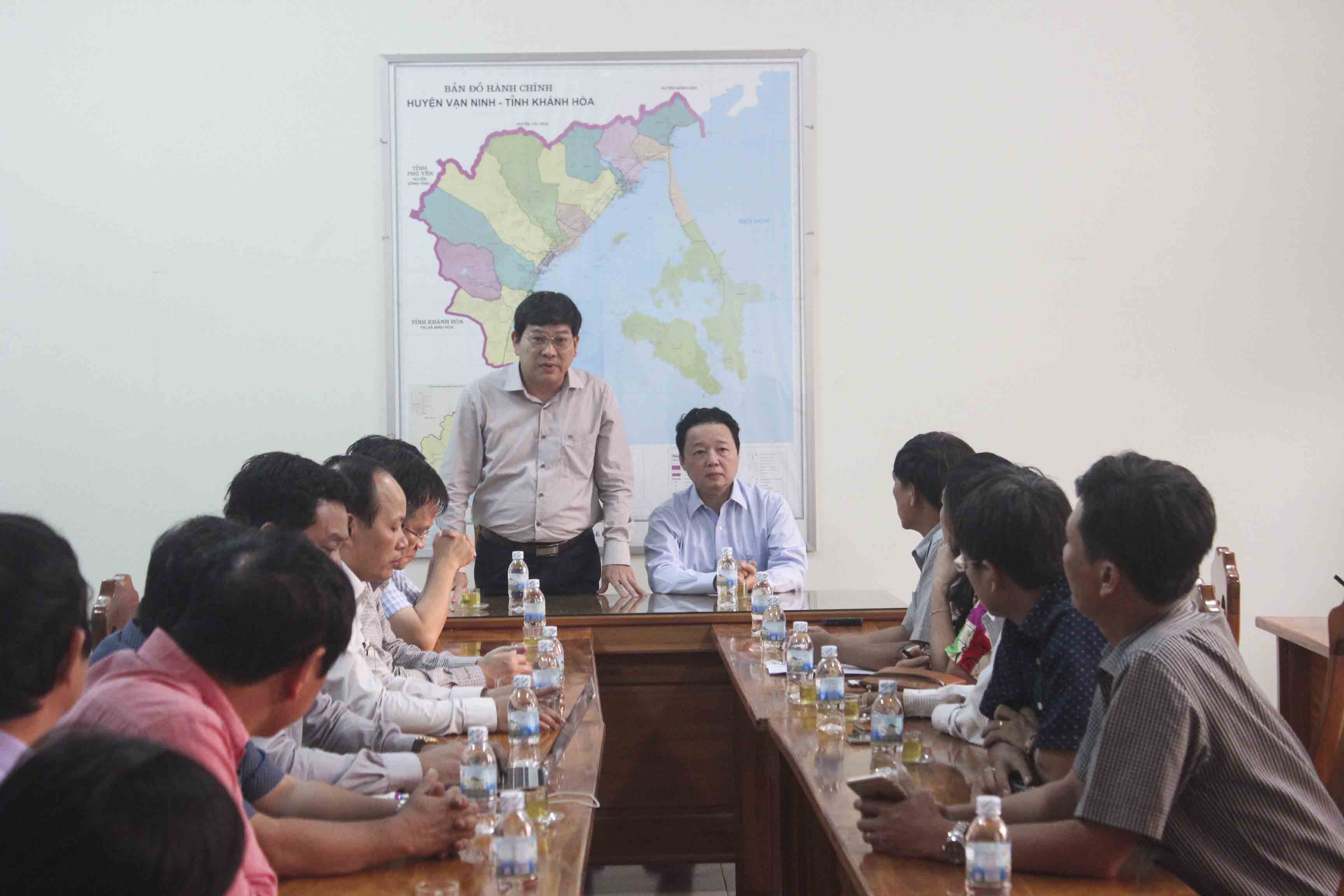 Bộ trưởng Trần Hồng Hà làm việc tại Vạn Ninh về khắc phục bão số 12