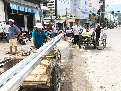 Sau bão… khan hàng, hiếm thợ
