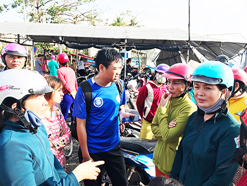 Người dân vùng biển Vạn Ninh chia sẻ với phóng viên Mạnh Hùng về những thiệt hại  do bão gây ra