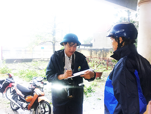 Phóng viên Thanh Long đang phỏng vấn người dân phường Ninh Diêm (thị xã Ninh Hòa)