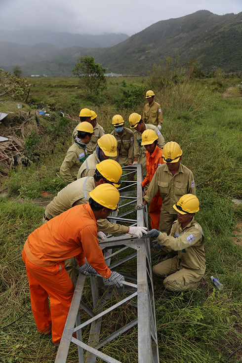 Nỗ lực cấp điện vùng tâm bão
