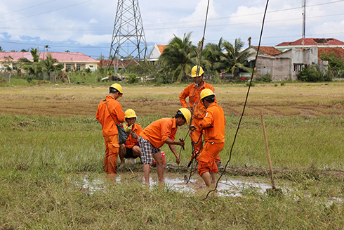 Dựng lại cột điện 110kV tại xã Ninh Quang, thị xã Ninh Hòa