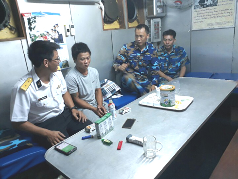 Tàu 791, Vùng 4 Hải quân cứu vớt 1 ngư dân bị rơi xuống biển