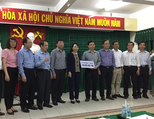 Bộ trưởng Bộ Y tế Nguyễn Thị Kim Tiến trao tặng 100 triệu đồng cho ngành Y tế tỉnh Khánh Hòa