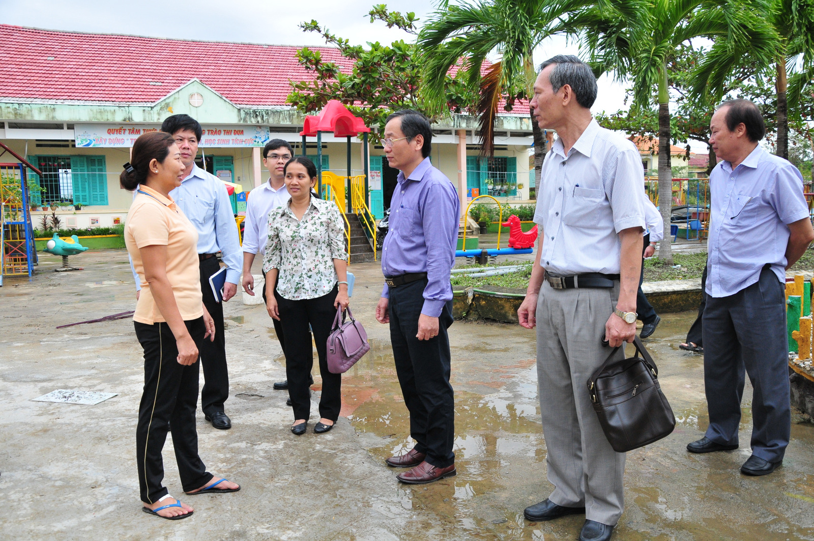  Ông Nguyễn Đắc Tài kiểm tra tình hình khắc phục hậu quả cơn bão số 12 tại trường mầm non Diên Điền