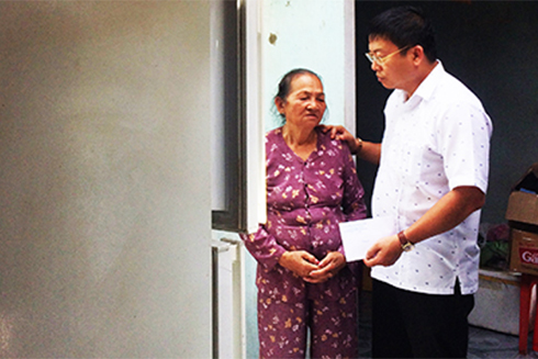 Huyện ủy Vạn Ninh: Thăm hỏi và trao tiền hỗ trợ cho 19 gia đình có người bị thương