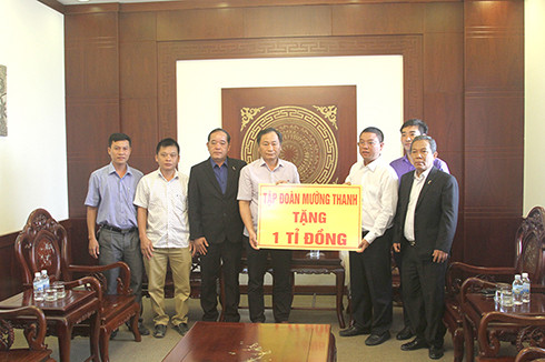 Đồng chí Nguyễn Đắc Tài tiếp nhận kinh phí hỗ trợ của Tập đoàn Mường Thanh.   