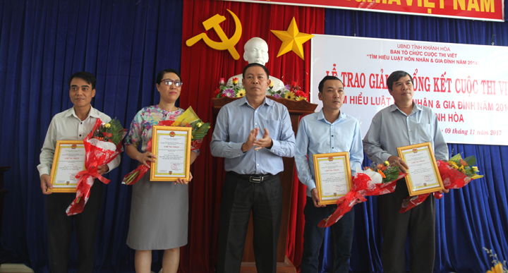 Trao giải cuộc thi "Tìm hiểu Luật Hôn nhân và Gia đình năm 2014"