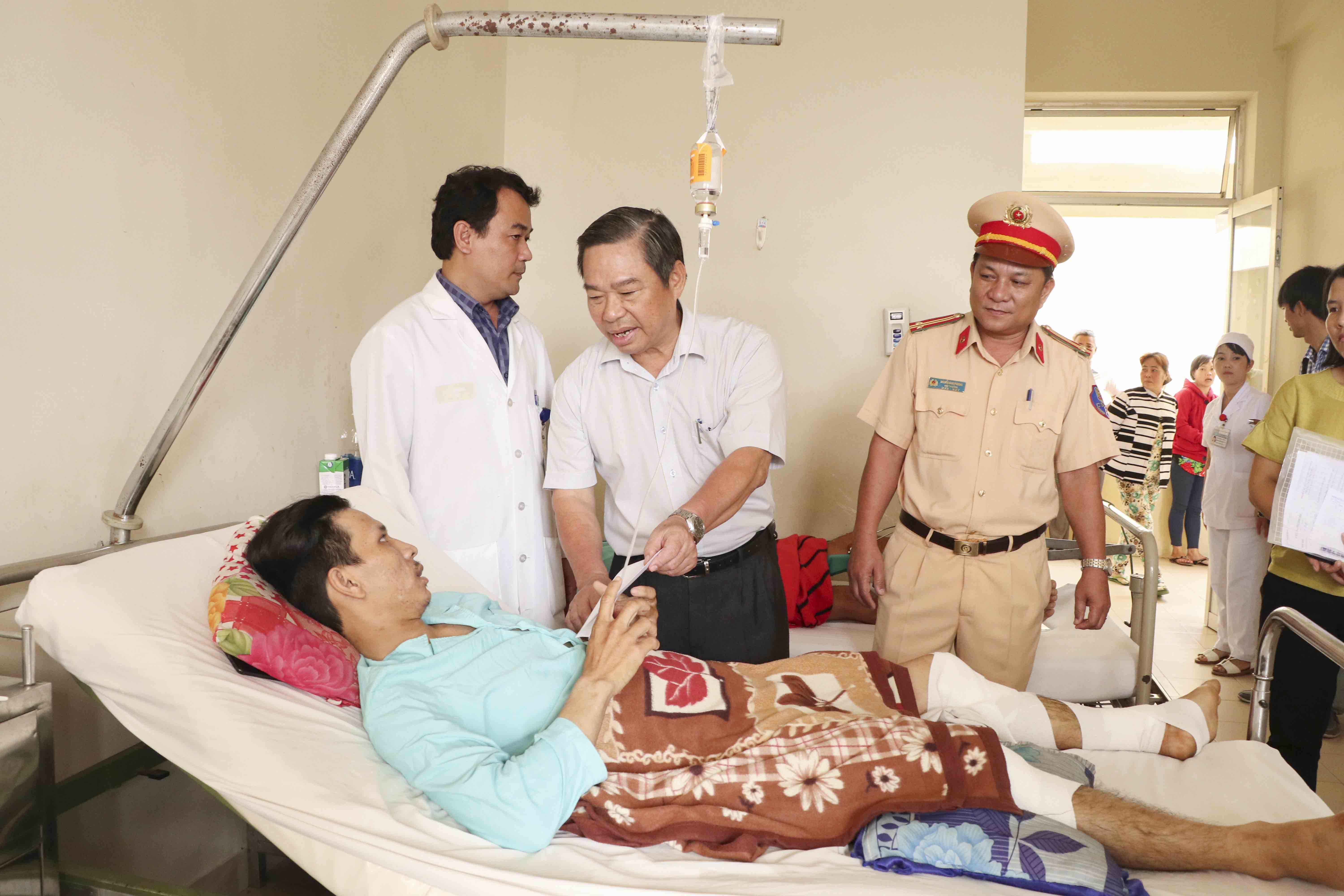 Thăm, tặng quà các nạn nhân bị tai nạn giao thông