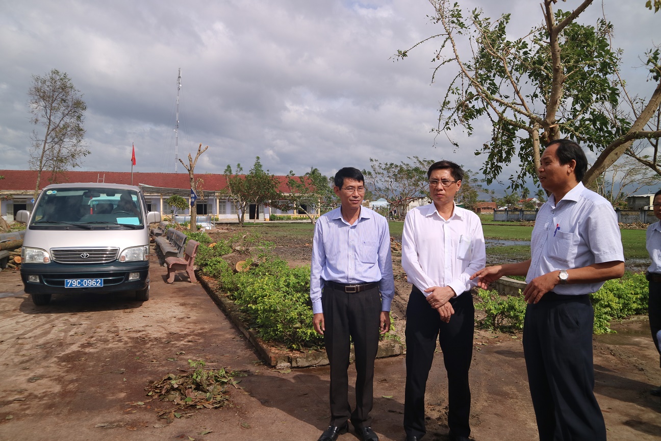 Lãnh đạo tỉnh kiểm tra tình hình khắc phục sau bão tại huyện Diên Khánh