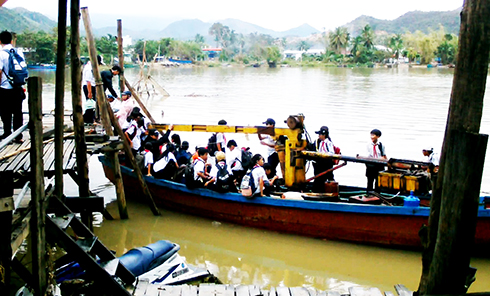 Học sinh ngồi đò đi học mất an toàn