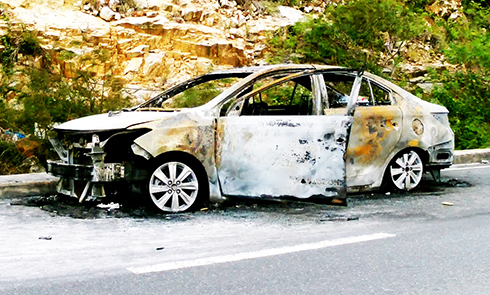 Xe taxi bị cháy rụi