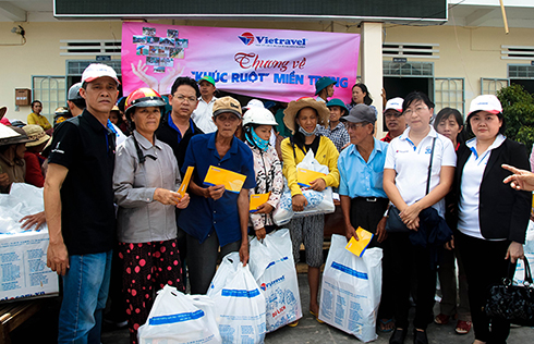 Vietravel trao 200 suất quà cho người dân huyện Vạn Ninh