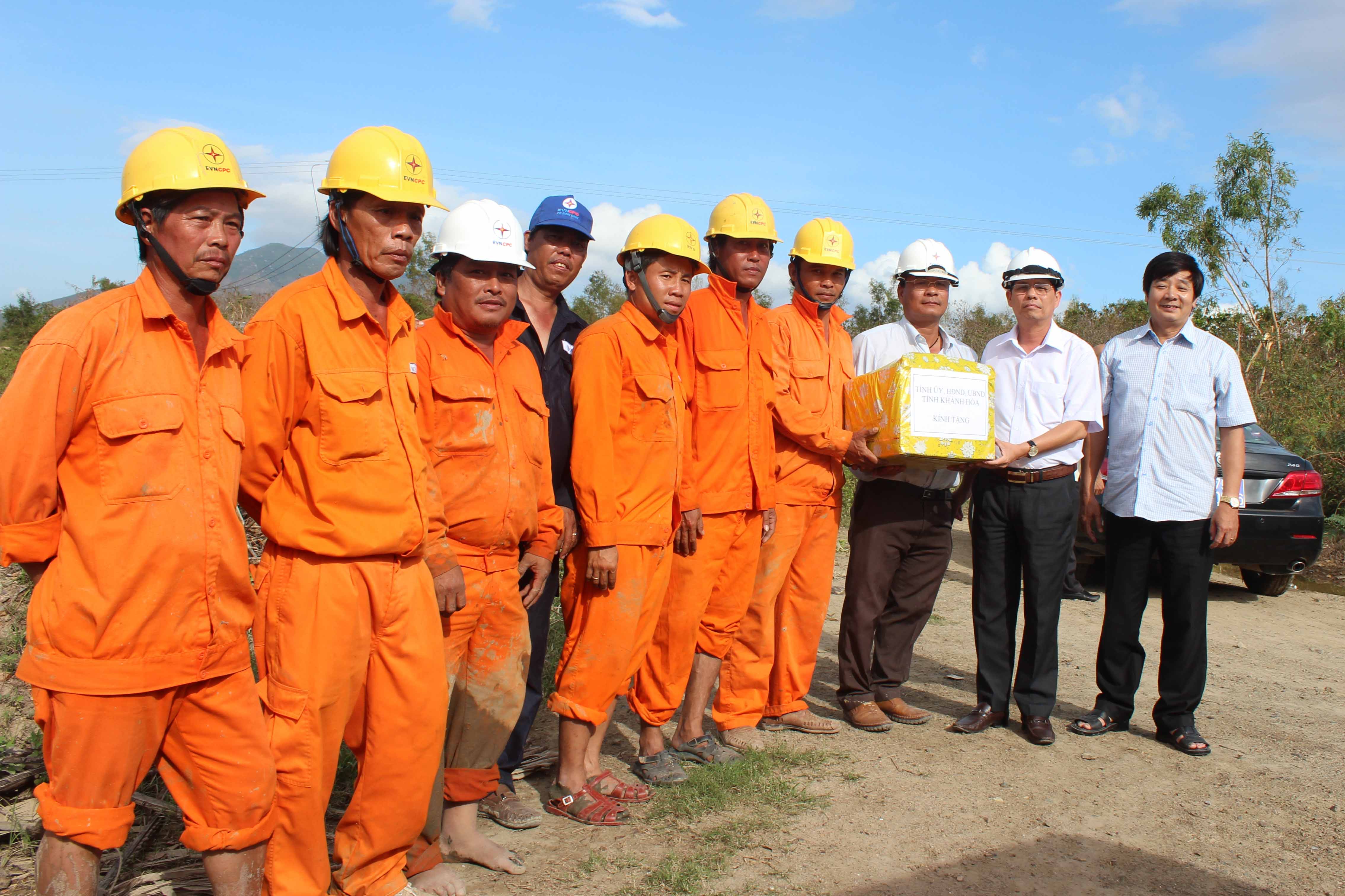 Lãnh đạo tỉnh: Thăm, động viên cán bộ, công nhân khắc phục lưới điện