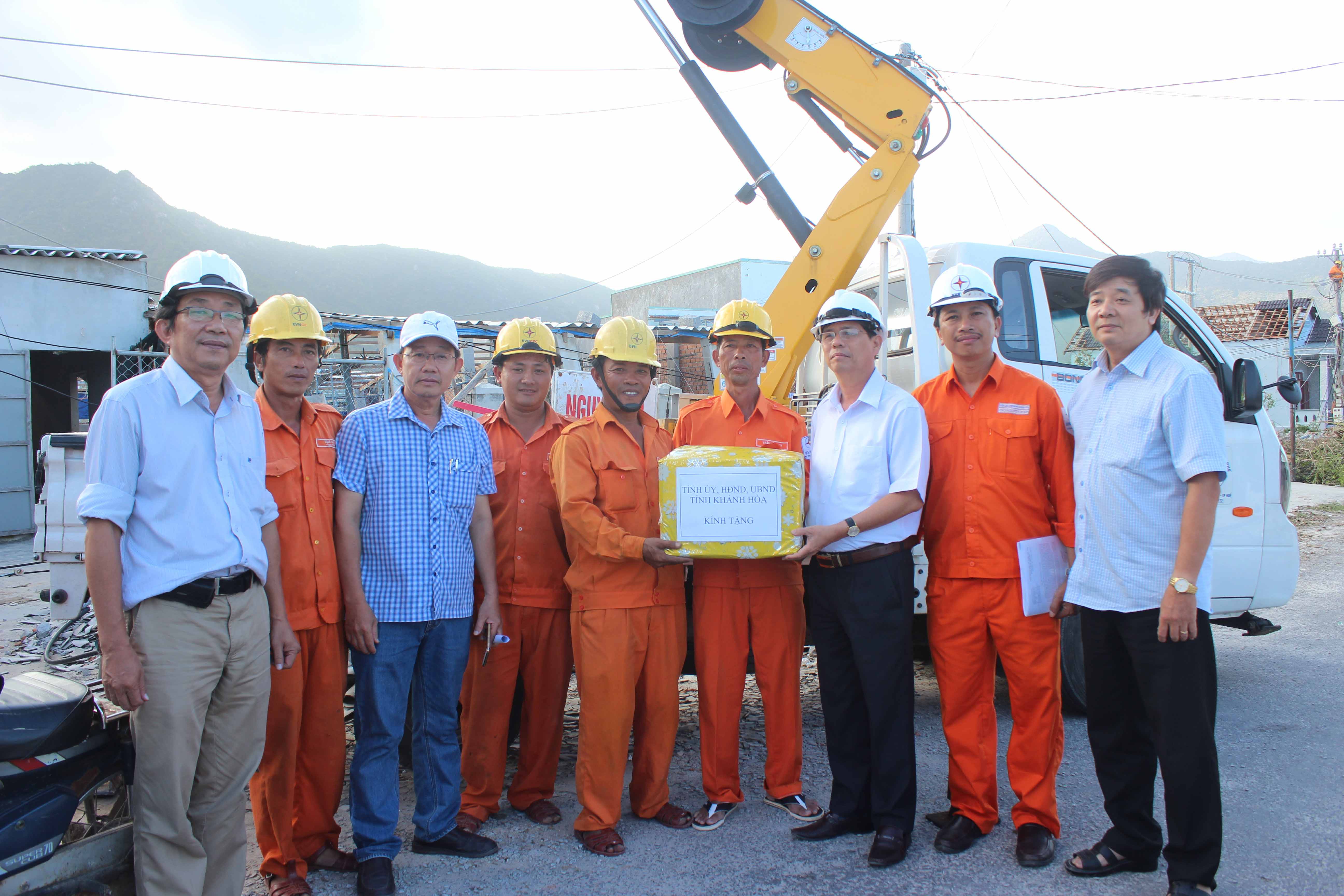 Ông Nguyễn Tấn Tuân tặng quà cho Điện lực Huế