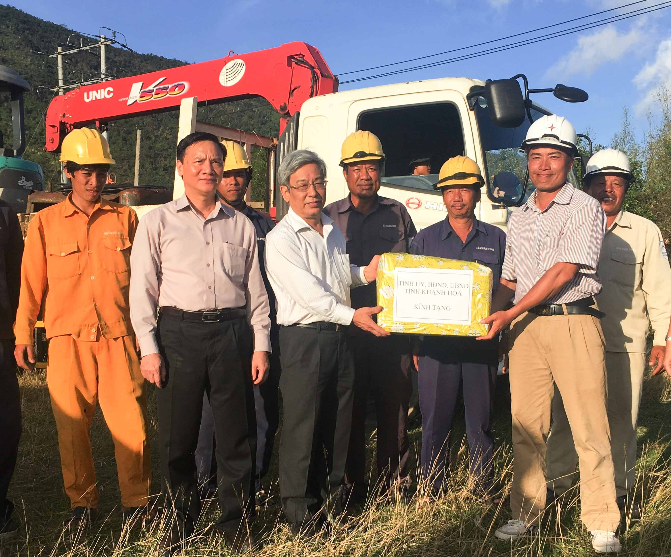 Ông Lê Xuân Thân tặng quà cho nhân viên Công ty Cổ phần Điện lực Đắk Lắk