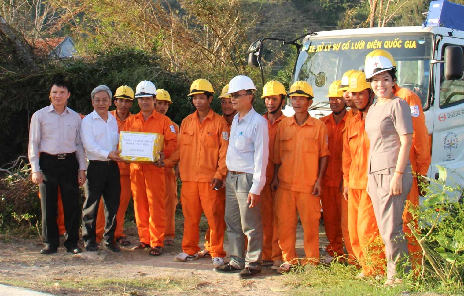 Ông Lê Xuân Thân tặng quà cho nhân viên Công ty Cổ phần Điện lực Đắk Nông