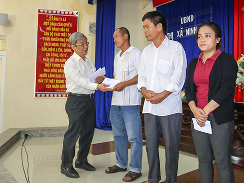 Thăm, hỗ trợ các gia đình có người thiệt mạng, sập nhà sau bão tại Ninh Hòa