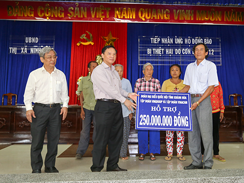 Đoàn Đại biểu Quốc hội tỉnh trao biểu trưng hỗ trợ của các doanh nghiệp đến với người dân bị thiệt hại tại Ninh Hòa