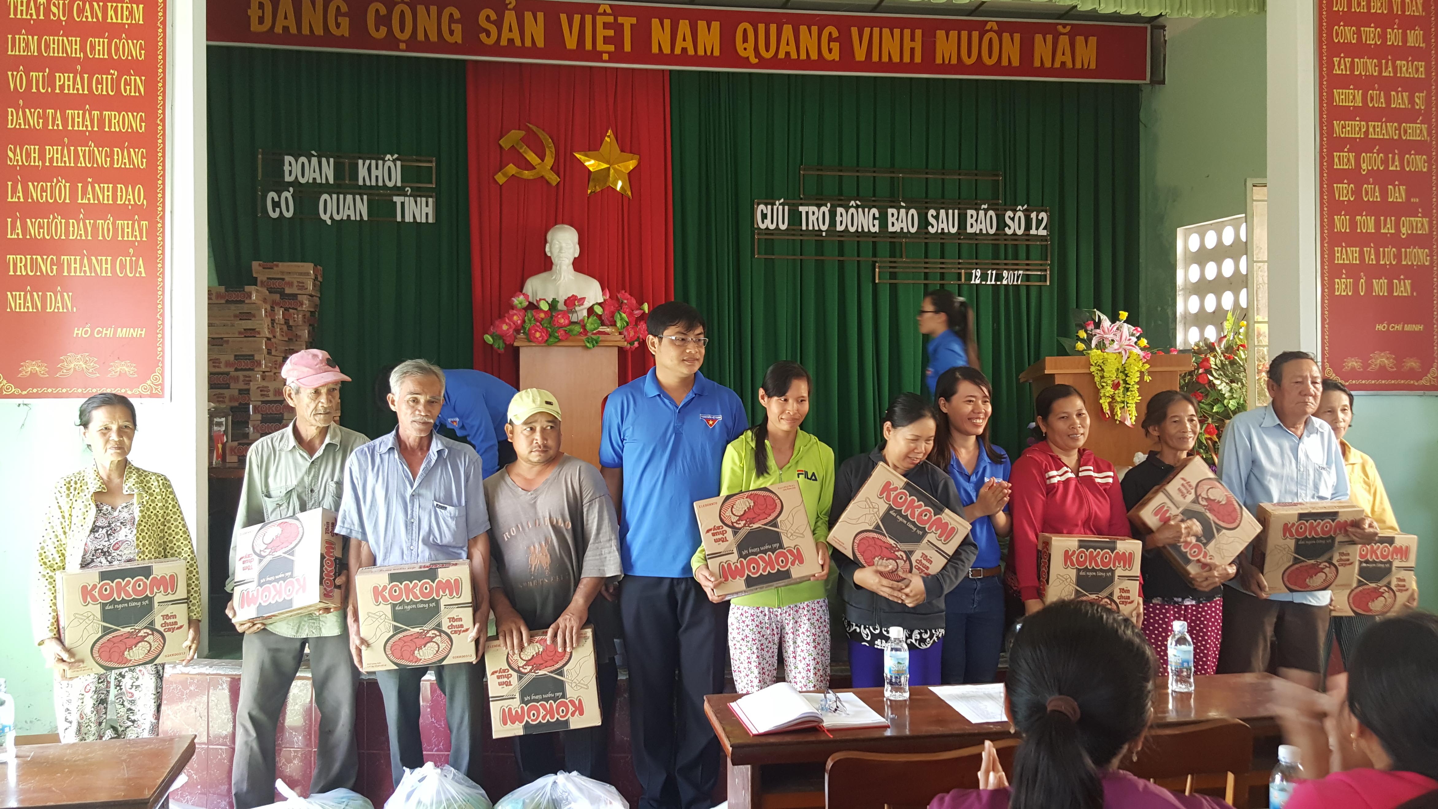 Khám bệnh, trao 70 phần quà cho người dân xã Ninh Ích