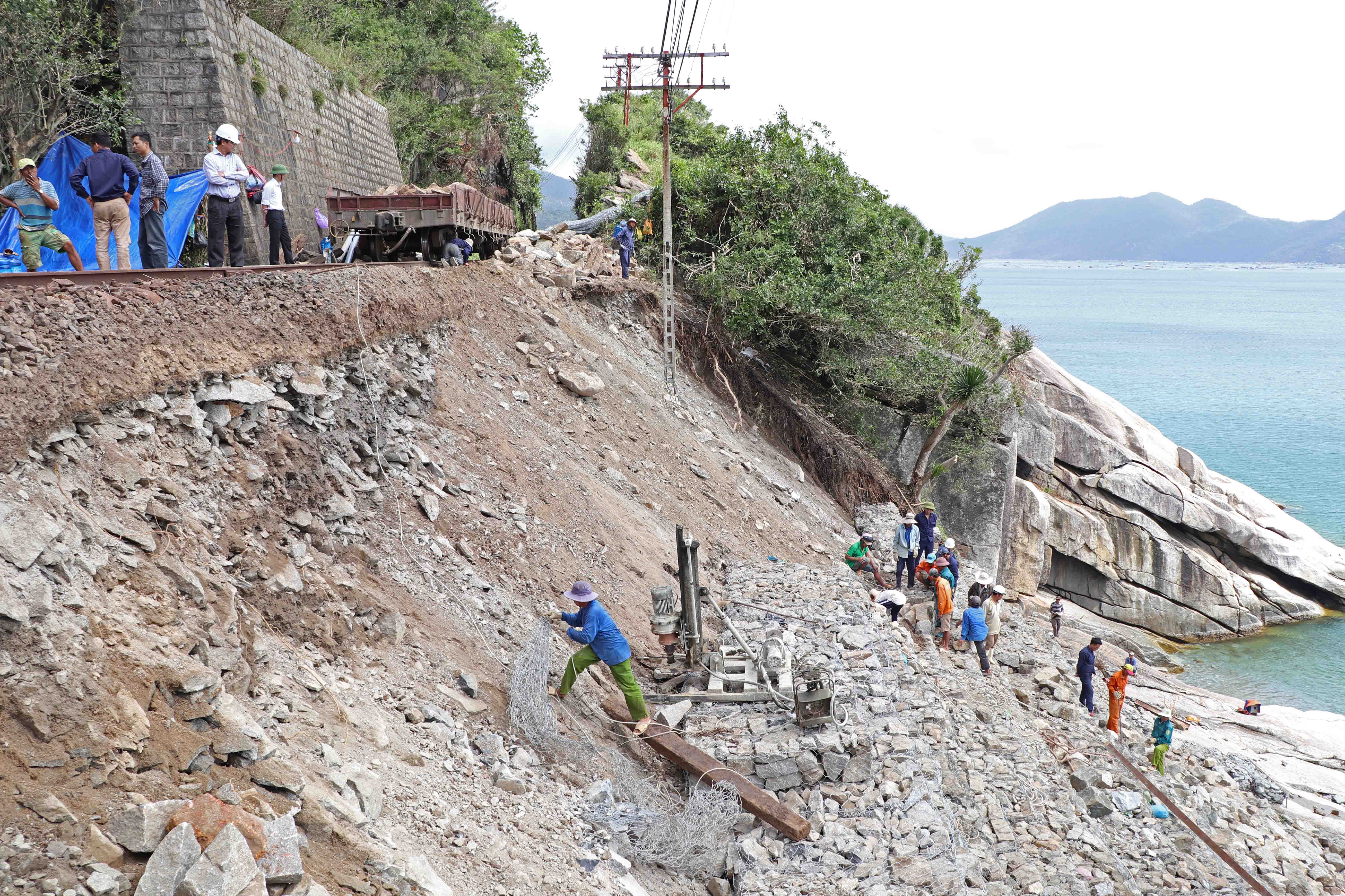 Hàng trăm công nhân nỗ lực cứu đường sắt Bắc - Nam
