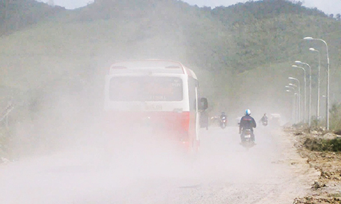Bụi mù mịt trên Quốc lộ 26