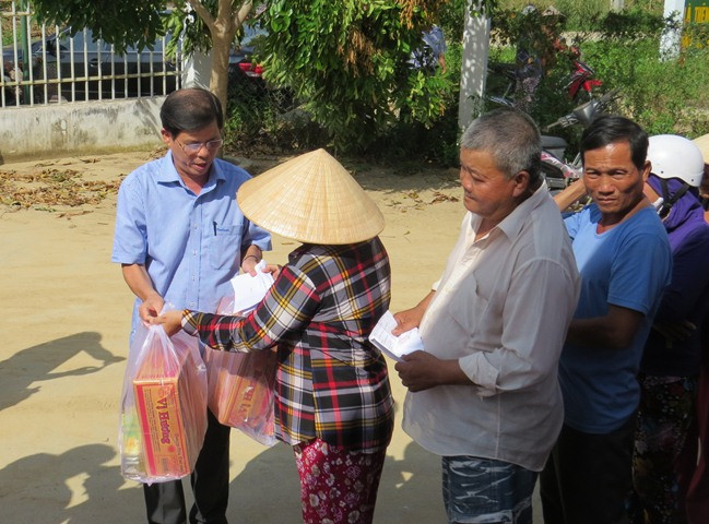Ông Nguyễn Tấn Tuân trao quà cho người dân thôn Đắc Lộc 1 và 2