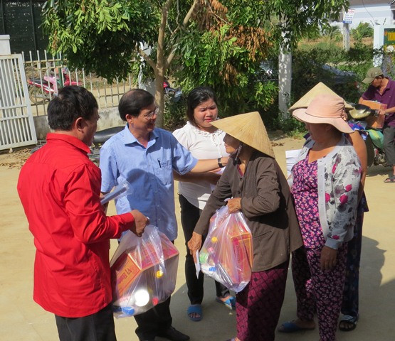 Ông Nguyễn Tấn Tuân trao quà và động viên người dân cố gắng vượt qua khó khăn 