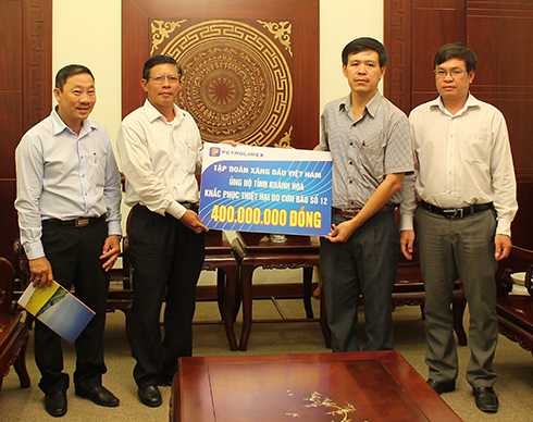 Đồng chí Trần Ngọc Thanh (bên trái) tiếp nhận số tiền ủng hộ của Tập đoàn Xăng dầu Việt Nam