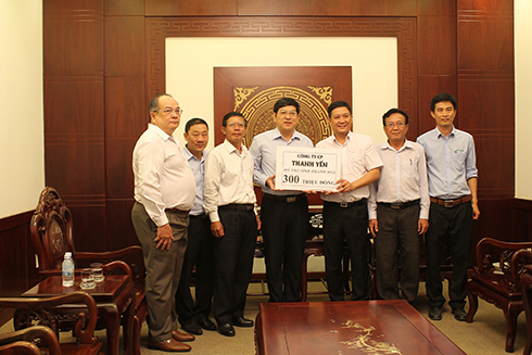 Đại diện Công ty Cổ phần Thanh Yến (bên phải) trao số tiền hỗ trợ cho tỉnh