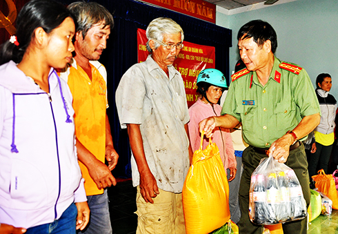 Chia sẻ khó khăn với người dân vùng bão