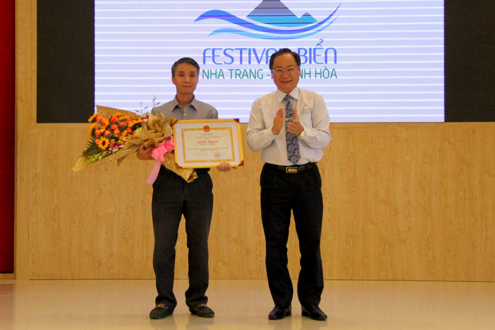 Ông Nguyễn Đắc Tài trao giải Nhất cho tác giả Trần Văn Nghĩa