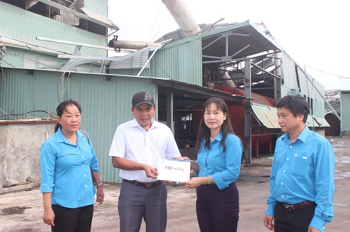 Thăm và hỗ trợ công nhân 8 doanh nghiệp bị thiệt hại nặng do bão