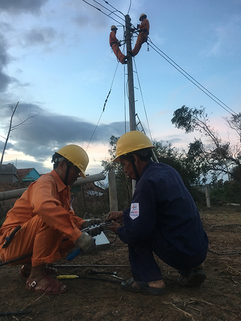 Đội ứng cứu của Công ty Điện lực Đắk Lắk đang khắc phục lưới điện phân phối tại xã Ninh Phụng