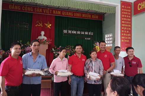 Trao 190 phần quà cho người dân bị ảnh hưởng bởi bão số 12