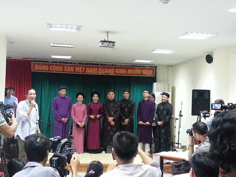 Nhà nghiên cứu Bùi Trọng Hiền và nhóm cộng sự cùng thực hiện việc phục dựng trình thức hát cửa đình của người Việt.