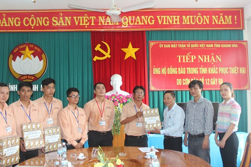 Đại diện Công ty Cổ phần Công nghệ cao và Thiết bị chiếu sáng Đức Hậu Long trao tượng trưng bóng đèn LED cho nhân dân tỉnh Khánh Hòa.